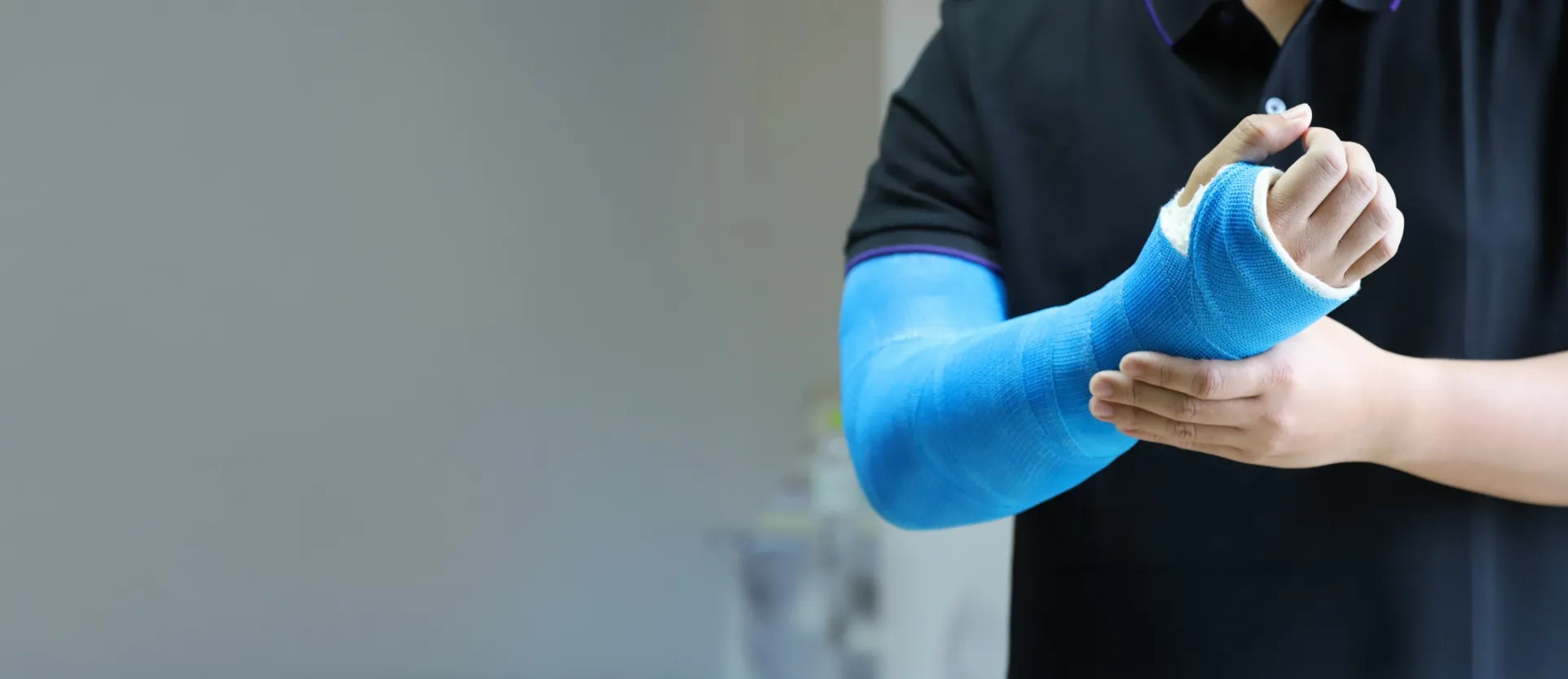 patient with an arm cast